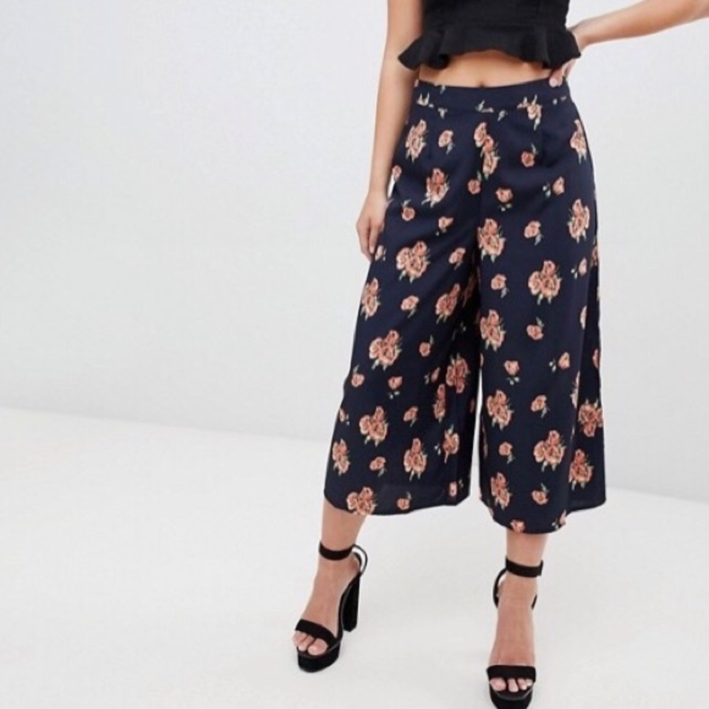 PrettyLittleThing Pink Floral Navy Culottes Pants - Picture 1 of 6